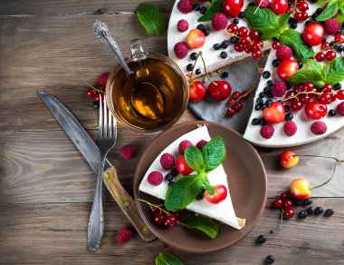 Böğürtlenli ve naneli cheesecake.