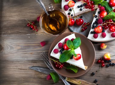 Böğürtlenli ve naneli cheesecake.