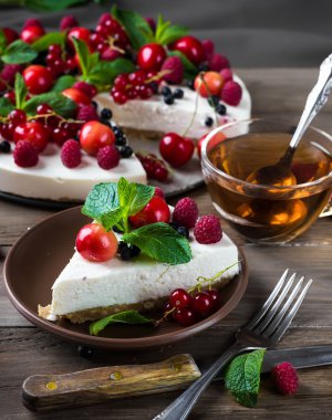 Böğürtlenli ve naneli cheesecake.