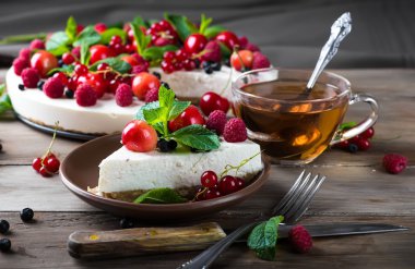 Böğürtlenli ve naneli cheesecake.