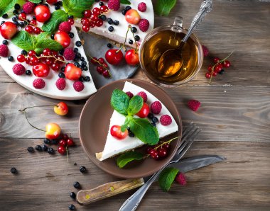 Böğürtlenli ve naneli cheesecake.