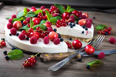 Böğürtlenli ve naneli cheesecake.