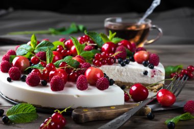 Böğürtlenli ve naneli cheesecake.