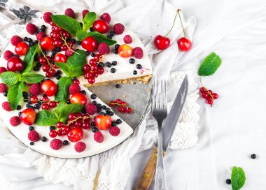 Böğürtlenli ve naneli cheesecake.