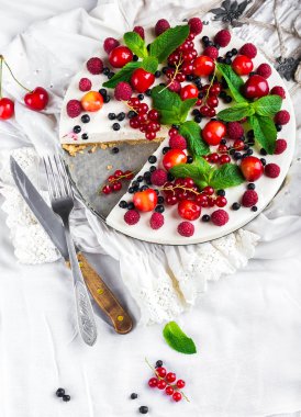 Böğürtlenli ve naneli cheesecake.