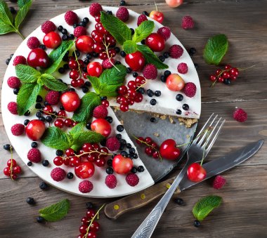 Böğürtlenli ve naneli cheesecake.