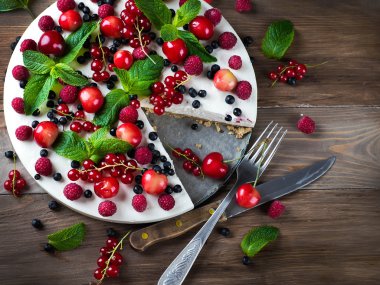 Böğürtlenli ve naneli cheesecake.