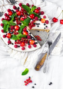 Böğürtlenli ve naneli cheesecake.