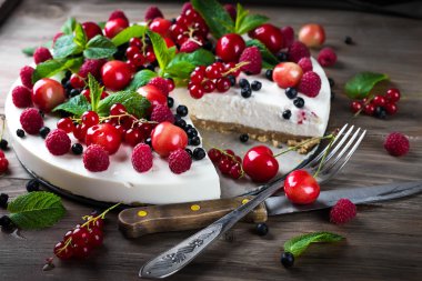 Böğürtlenli ve naneli cheesecake.