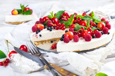 Böğürtlenli ve naneli cheesecake.