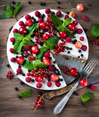 Böğürtlenli ve naneli cheesecake.
