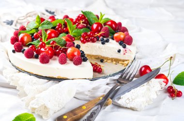Böğürtlenli ve naneli cheesecake.