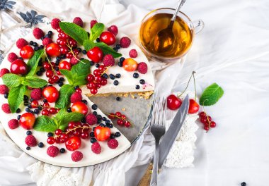 Böğürtlenli ve naneli cheesecake.