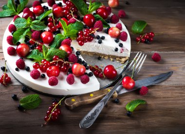 Böğürtlenli ve naneli cheesecake.