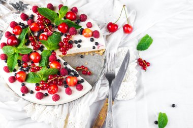 Böğürtlenli ve naneli cheesecake.