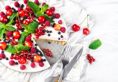 Böğürtlenli ve naneli cheesecake.