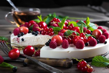 Böğürtlenli ve naneli cheesecake.