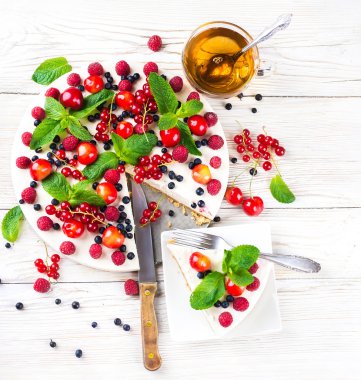 Böğürtlenli ve naneli cheesecake.