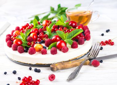 Böğürtlenli ve naneli cheesecake.