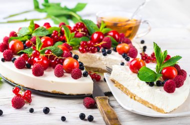Böğürtlenli ve naneli cheesecake.
