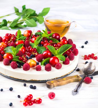 Böğürtlenli ve naneli cheesecake.