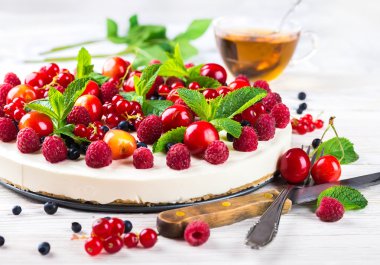 Böğürtlenli ve naneli cheesecake.