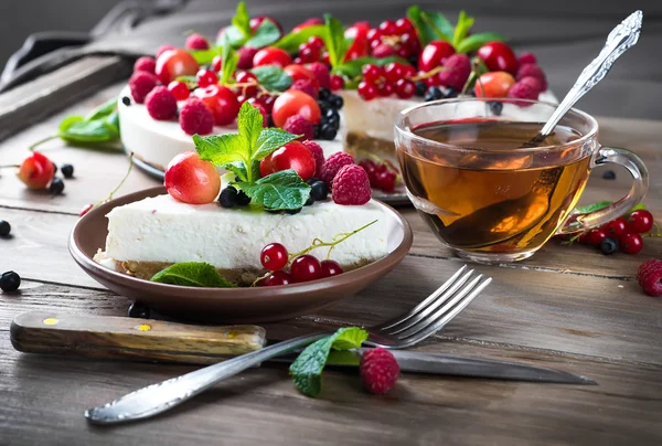 Käsekuchen mit Beeren und Minze — Stockfoto