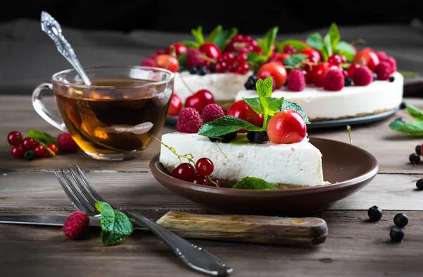 Käsekuchen mit Beeren und Minze — Stockfoto