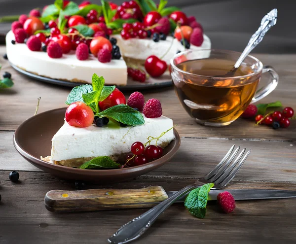 Bolo de queijo com bagas e hortelã — Fotografia de Stock