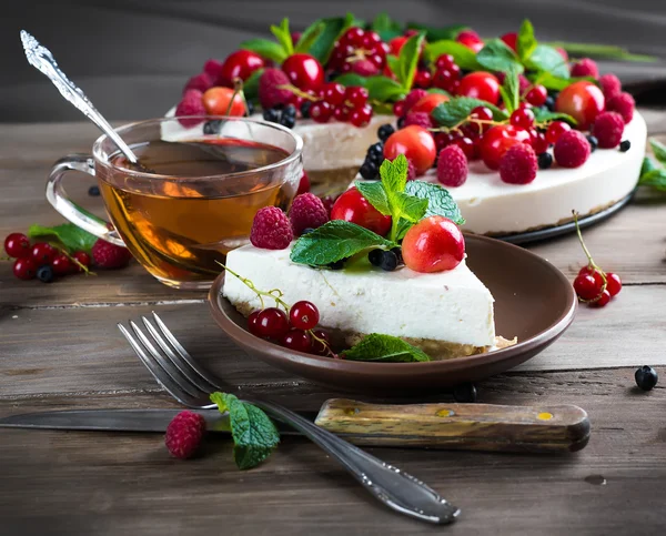 Tarta de queso con bayas y menta — Foto de Stock