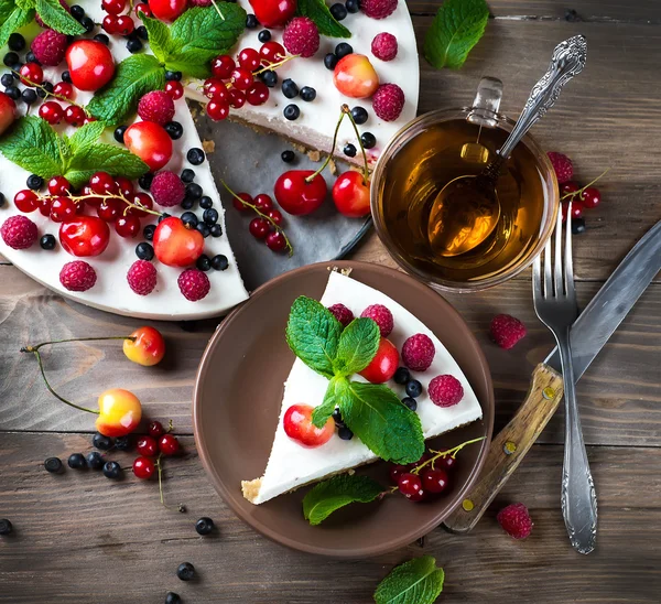 Cheesecake with berries and mint — Stock Photo, Image