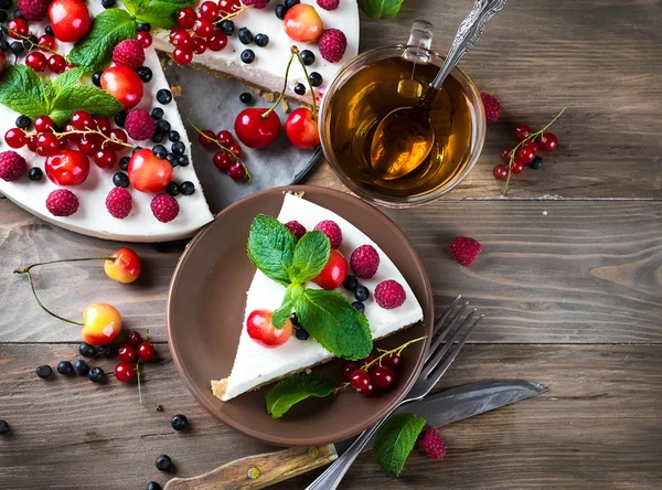 Böğürtlenli ve naneli cheesecake.