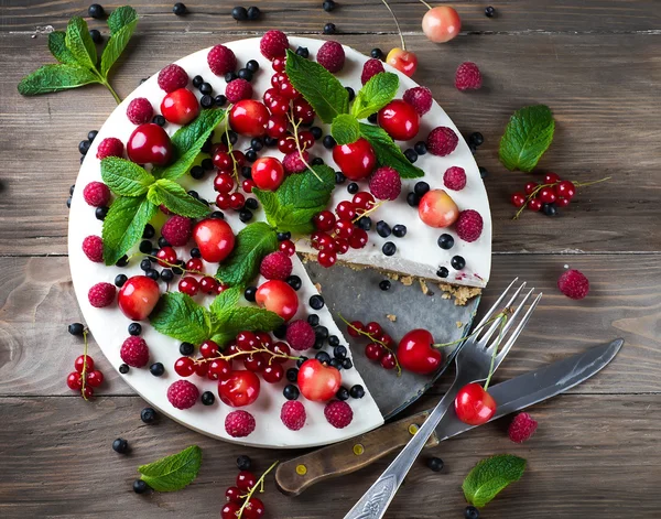 Cheesecake with berries and mint — Stock Photo, Image