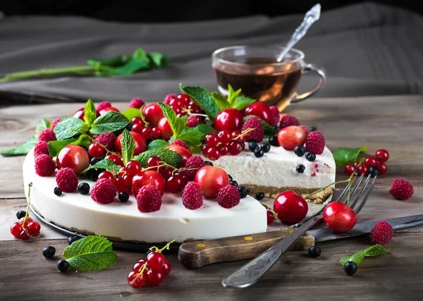 Käsekuchen mit Beeren und Minze — Stockfoto