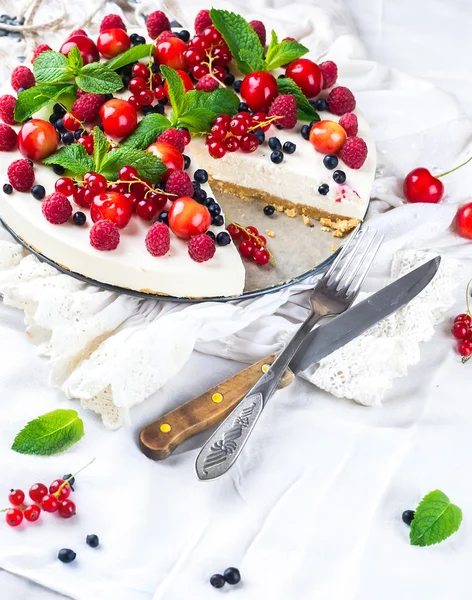 Cheesecake with berries and mint — Stock Photo, Image