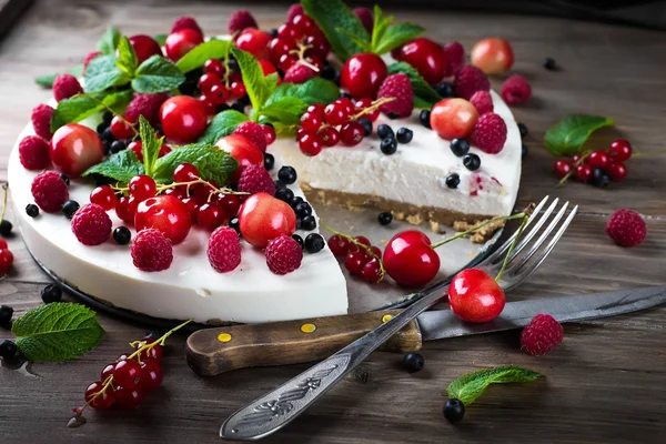 芝士蛋糕加浆果和薄荷糖 — 图库照片