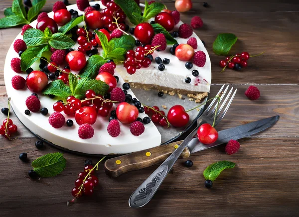 Tarta de queso con bayas y menta —  Fotos de Stock