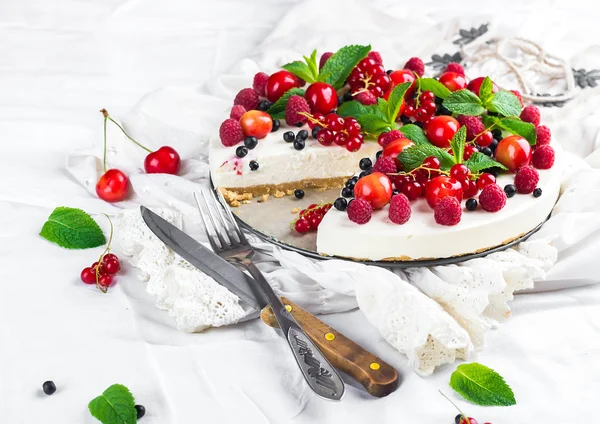 Käsekuchen mit Beeren und Minze — Stockfoto