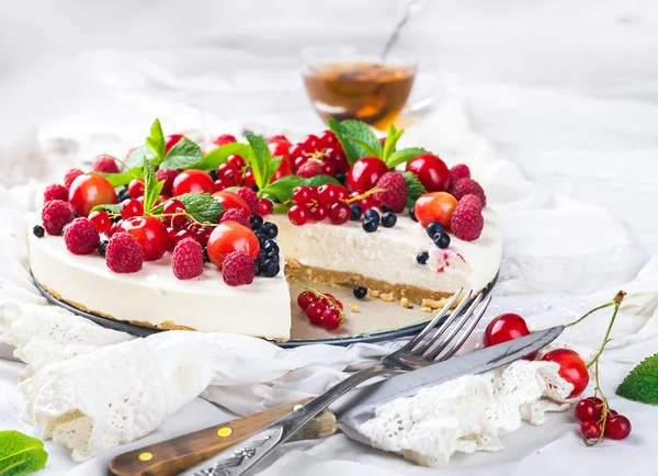 Käsekuchen mit Beeren und Minze — Stockfoto