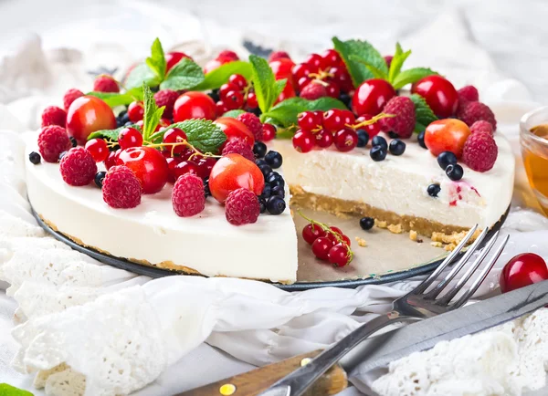 Käsekuchen mit Beeren und Minze — Stockfoto