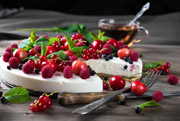 Tarta de queso con bayas y menta —  Fotos de Stock