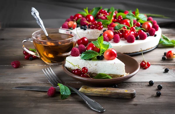 Cheesecake dengan berry dan mint — Stok Foto