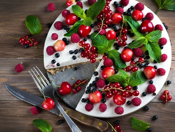 Сирник з ягодами і м'ятою — стокове фото