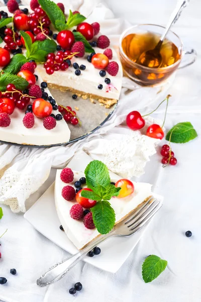 Cheesecake with berries and mint — Stock Photo, Image