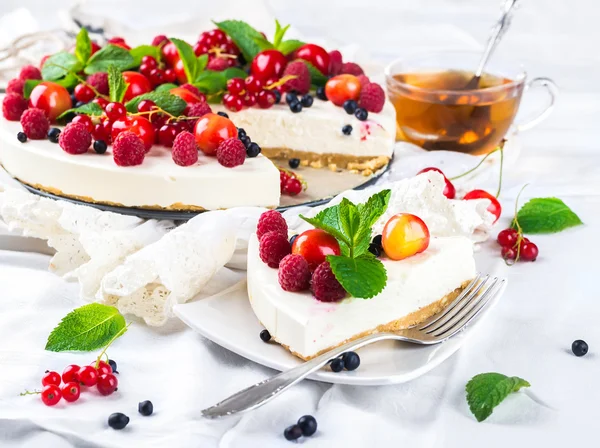 Torta di formaggio con bacche e menta — Foto Stock