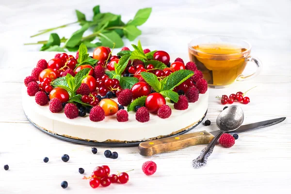 Käsekuchen mit Beeren und Minze — Stockfoto