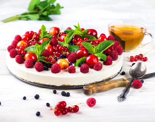 Käsekuchen mit Beeren und Minze — Stockfoto