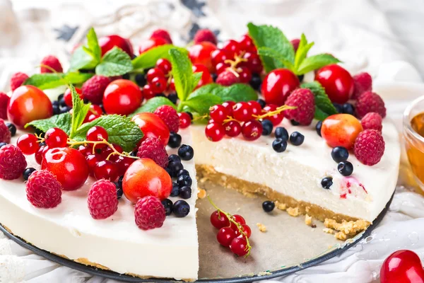 Cheesecake with berries and mint — Stock Photo, Image