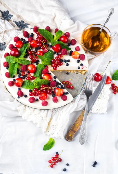 Bolo de queijo com bagas e hortelã — Fotografia de Stock