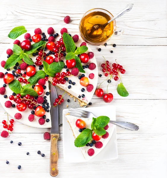 Cheesecake with berries and mint — Stock Photo, Image